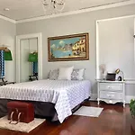 Comfy And Spacious Suite With Free Parking