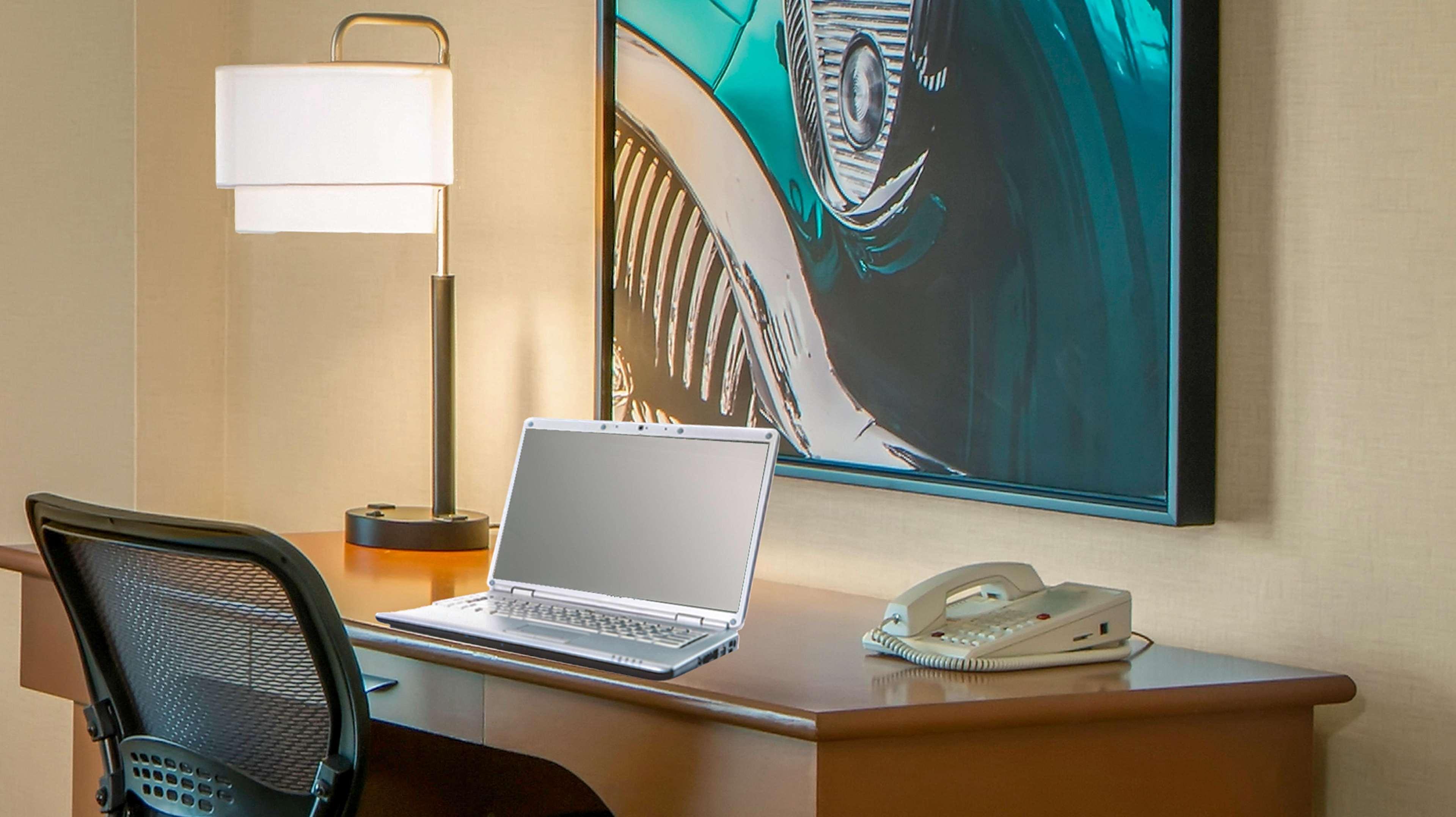 Doubletree By Hilton Airport & Convention Center Hotel