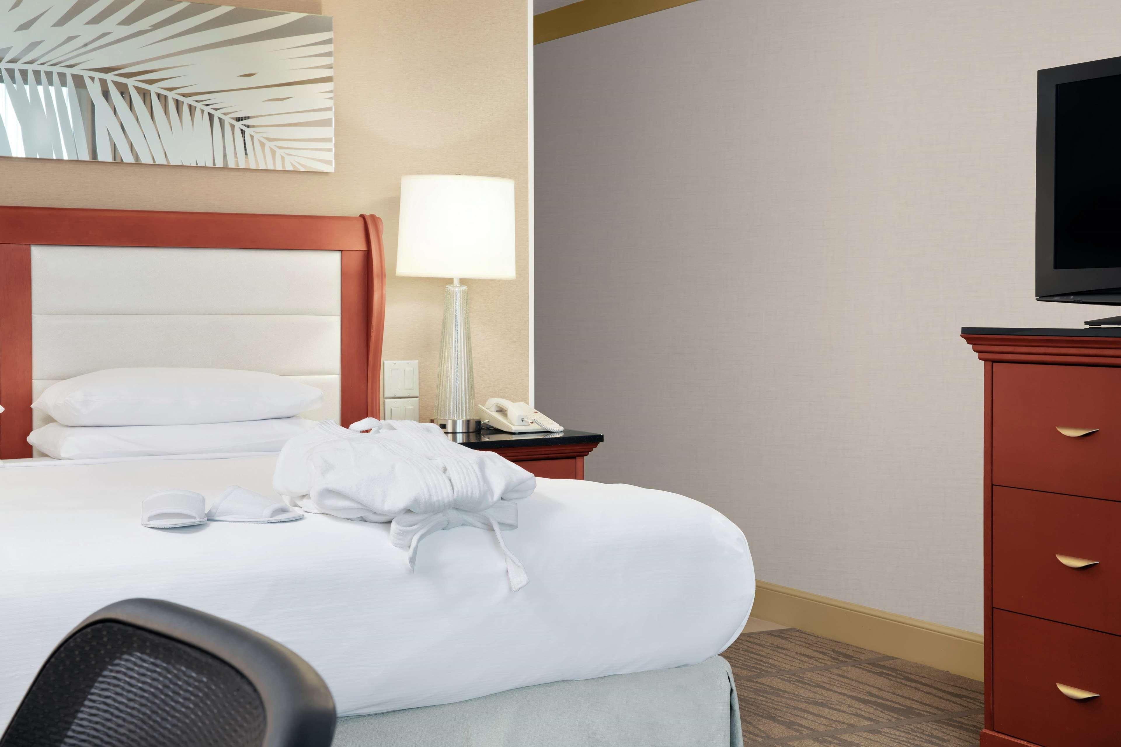 Doubletree By Hilton Airport & Convention Center Hotel Miami