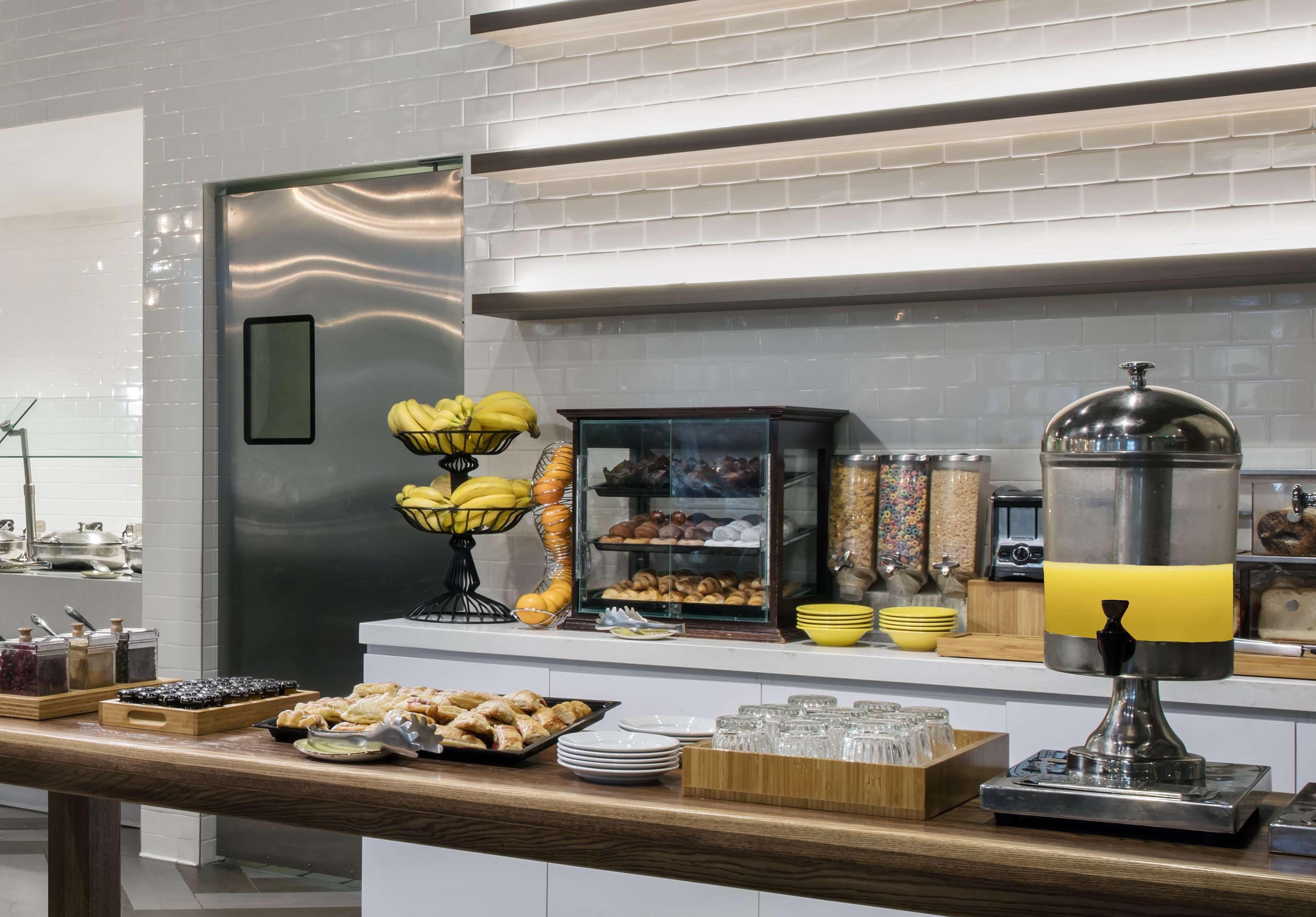Doubletree By Hilton Airport & Convention Center 4*