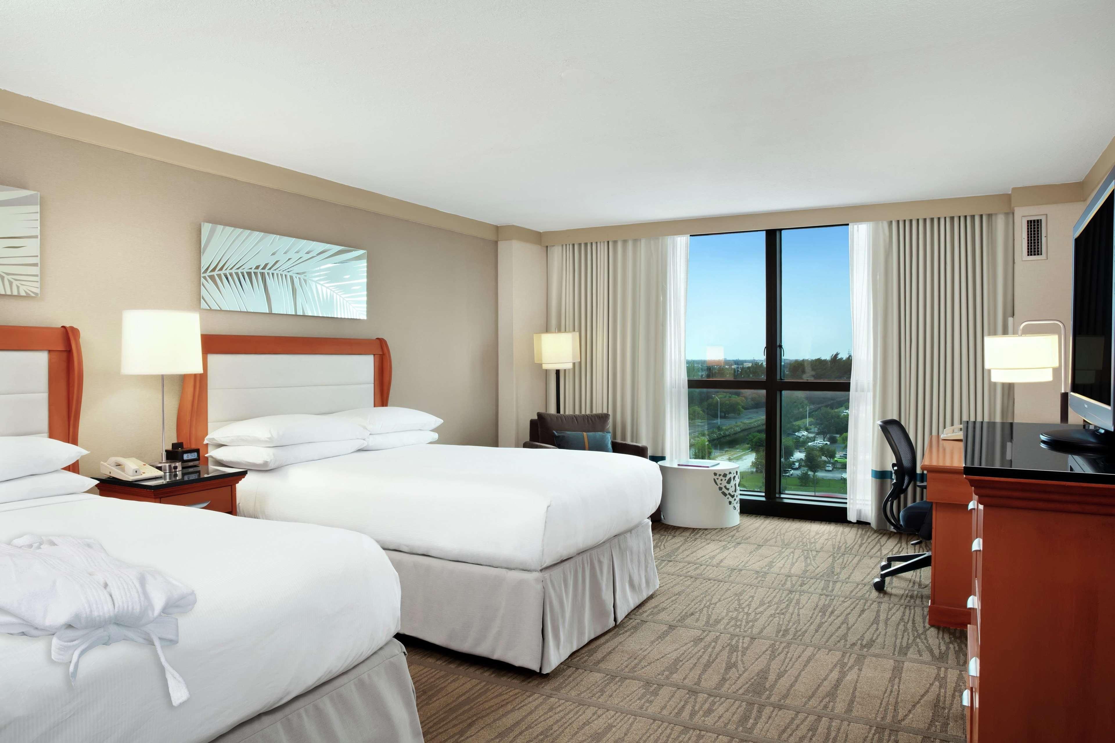 Doubletree By Hilton Airport & Convention Center Hotel