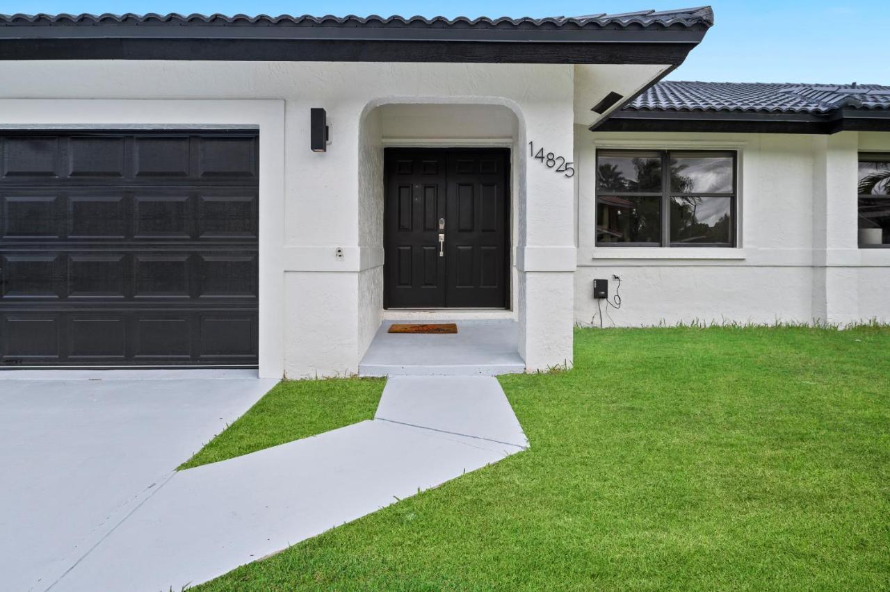 Paradise Miami, Luxury Gem With Heated Pool, Game Room, Fire Pit, 3 Bed 2 Bath