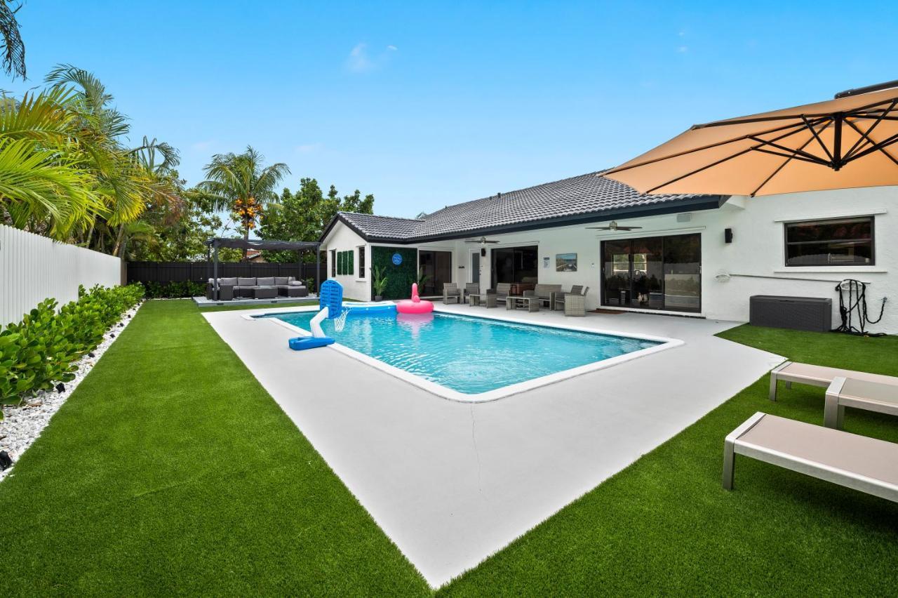Villa Paradise Miami, Luxury Gem With Heated Pool, Game Room, Fire Pit, 3 Bed 2 Bath Miami
