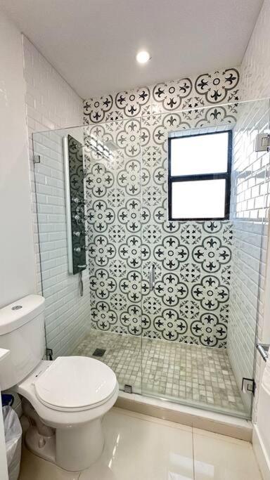Apartment Stanza Hearth: Design District With Workstation Miami