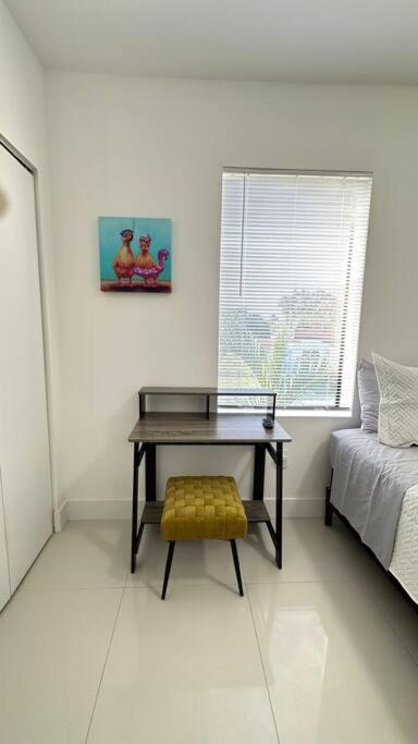 Stanza Hearth: Design District With Workstation Apartment