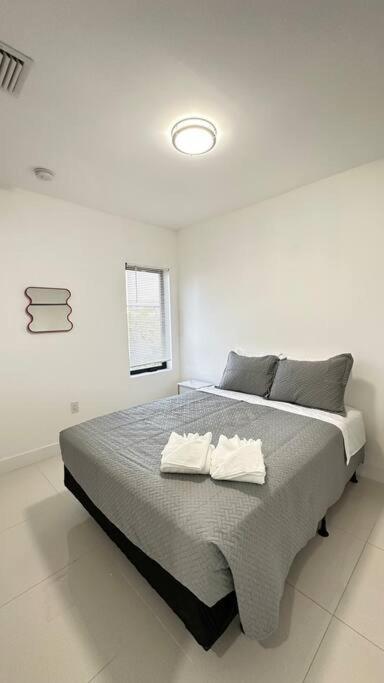 Apartment Stanza Hearth: Design District With Workstation