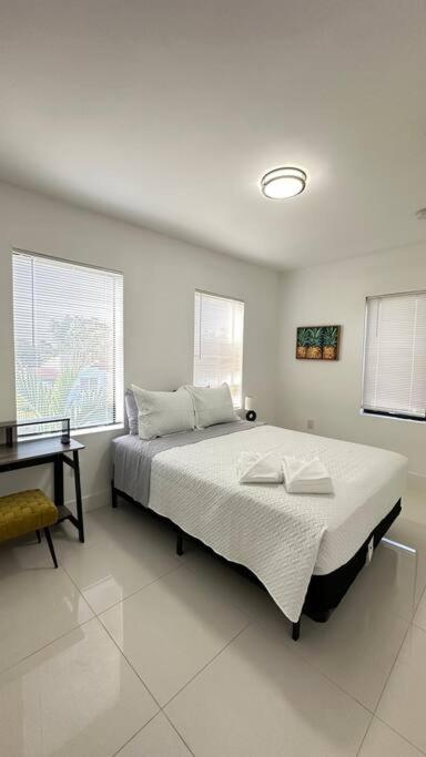 Apartment Stanza Hearth: Design District With Workstation *