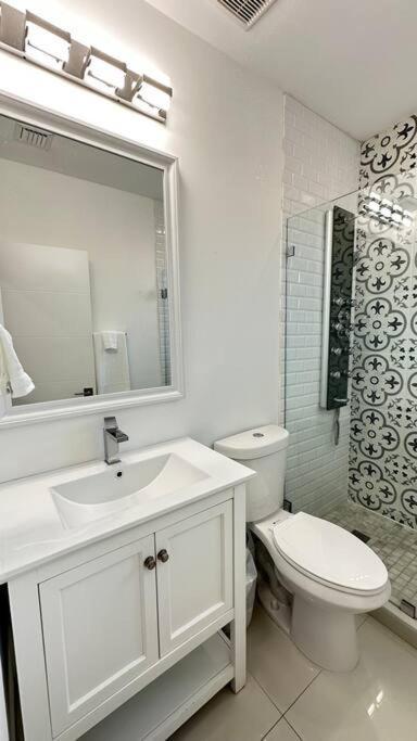 Stanza Hearth: Design District With Workstation Apartment *