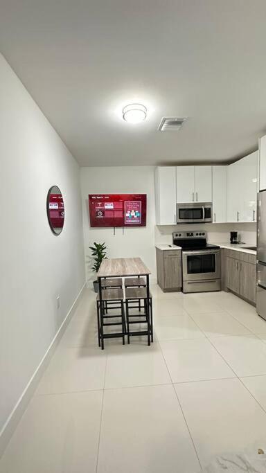 Apartment Stanza Hearth: Design District With Workstation Miami