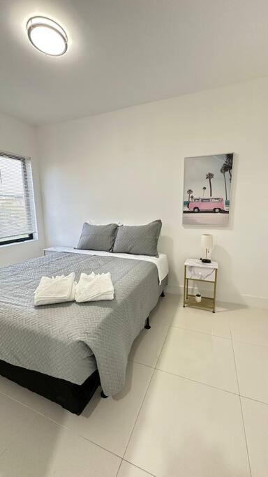 Apartment Stanza Hearth: Design District With Workstation *