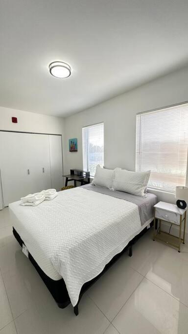 Apartment Stanza Hearth: Design District With Workstation
