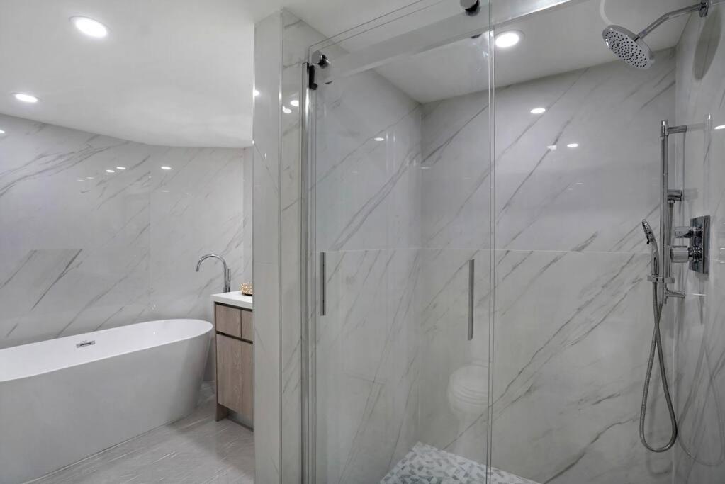 Apartment Shock Wave! New Renovated With Water Views!