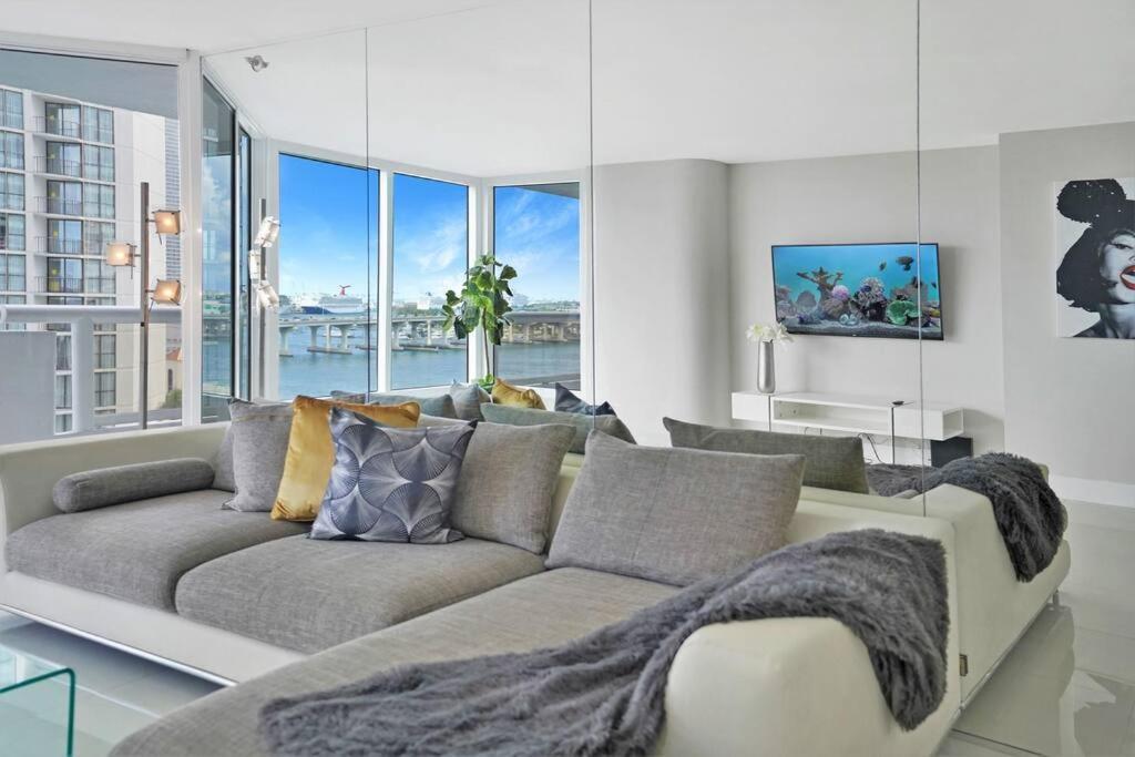 Apartment Life Is Gucci! Gorgeous Water Views Condo! *