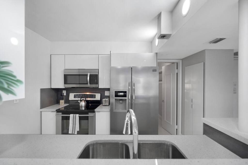 Life Is Gucci! Gorgeous Water Views Condo! *