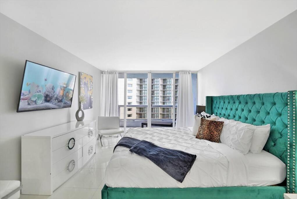 Life Is Gucci! Gorgeous Water Views Condo! Apartment Miami