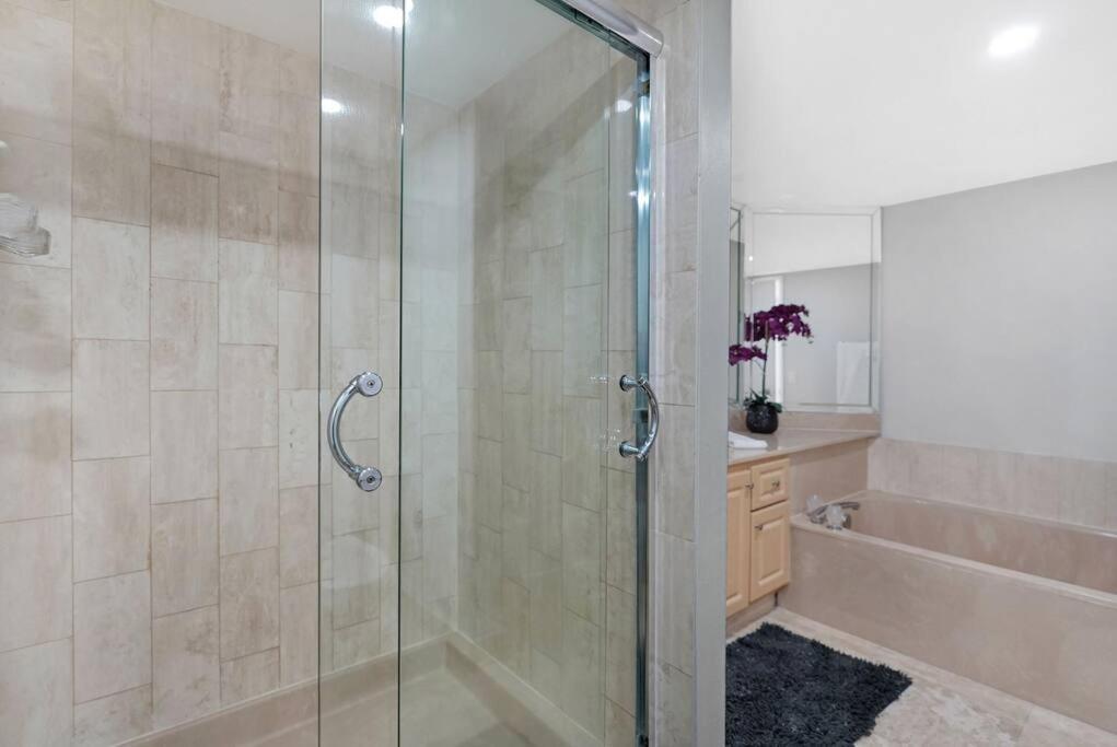 Life Is Gucci! Gorgeous Water Views Condo! Apartment