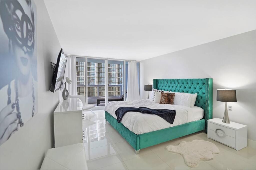 Apartment Life Is Gucci! Gorgeous Water Views Condo!