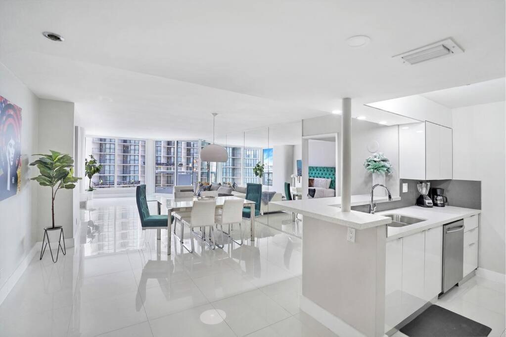 Apartment Life Is Gucci! Gorgeous Water Views Condo! Miami