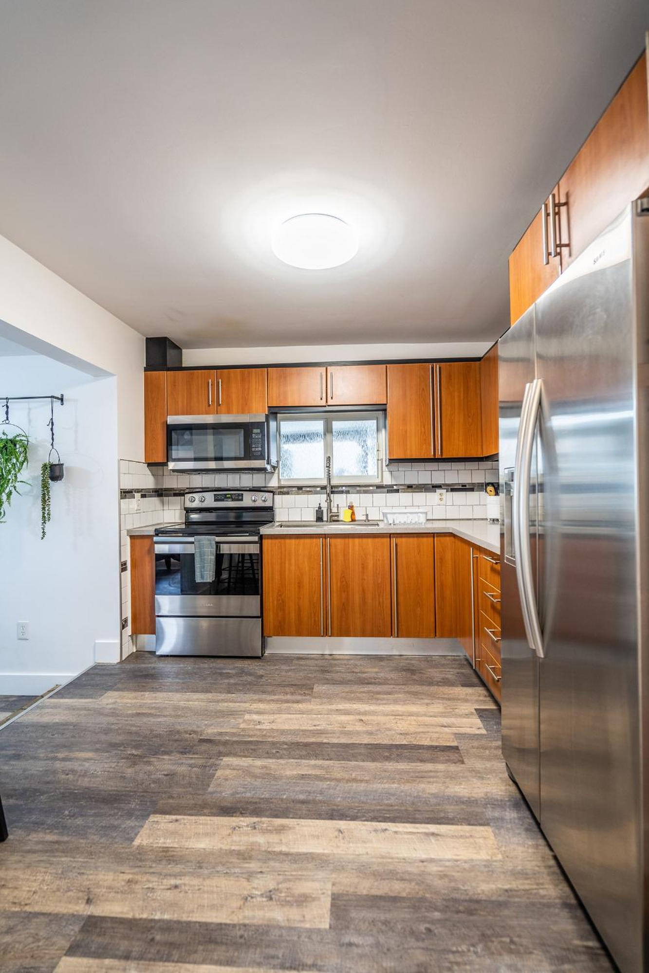 2 Bd W/ Private Parking, Private Yard & W/d