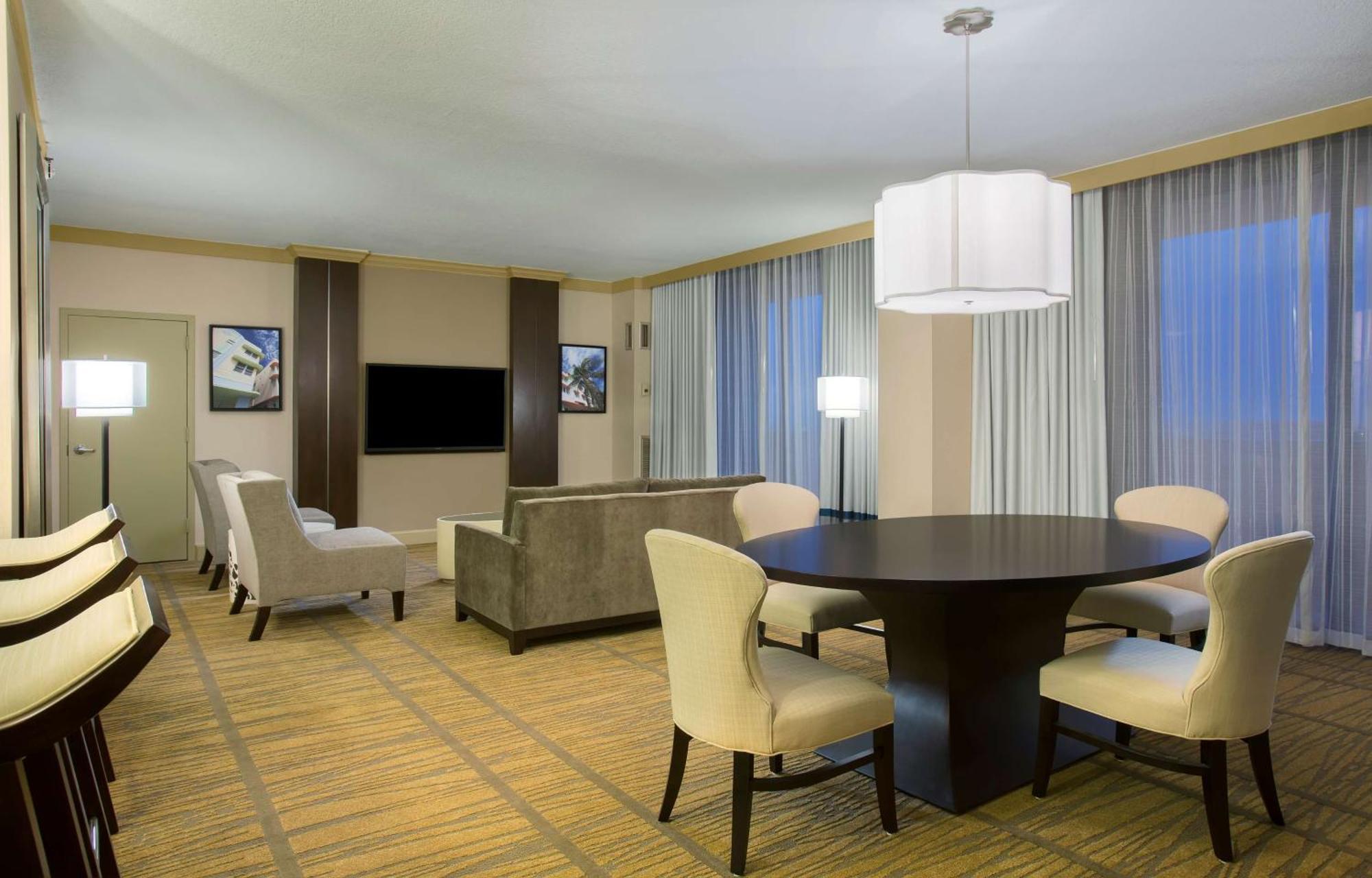 Doubletree By Hilton Airport & Convention Center 4*