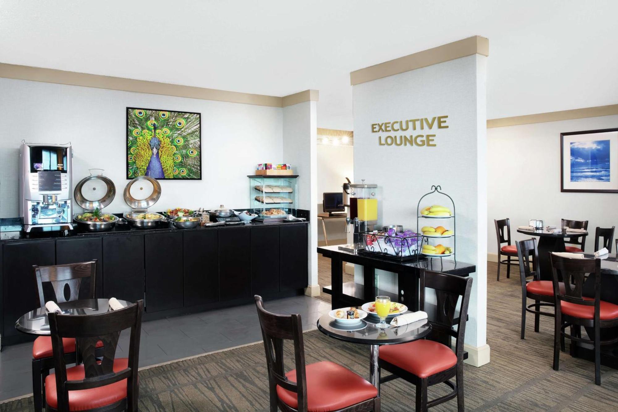 Doubletree By Hilton Airport & Convention Center