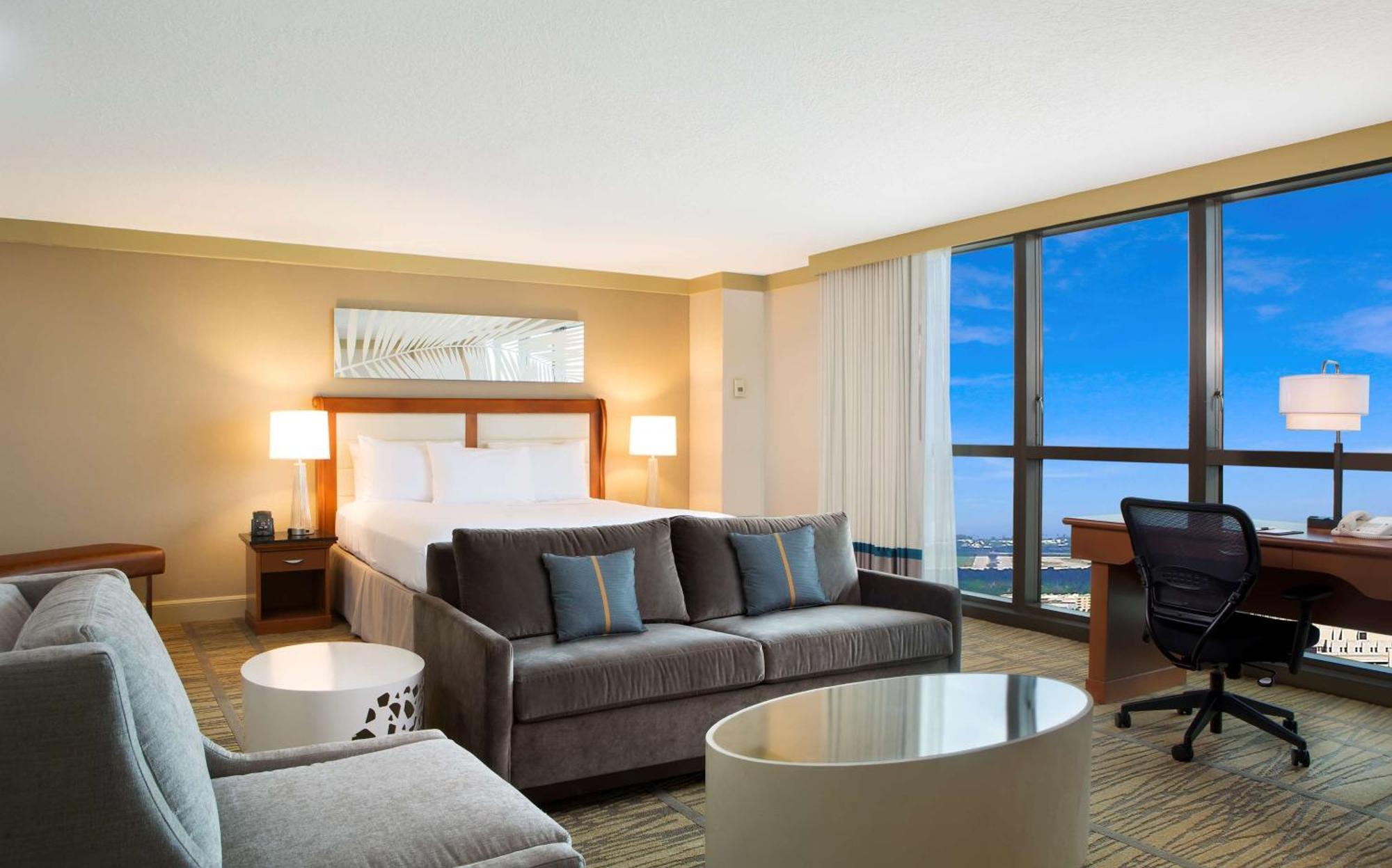 Doubletree By Hilton Airport & Convention Center Hotel 4*