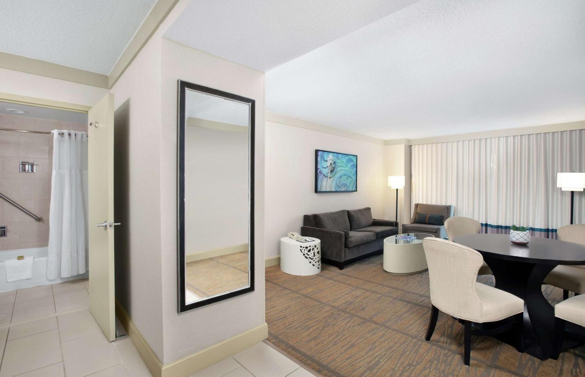 Hotel Doubletree By Hilton Airport & Convention Center 4*