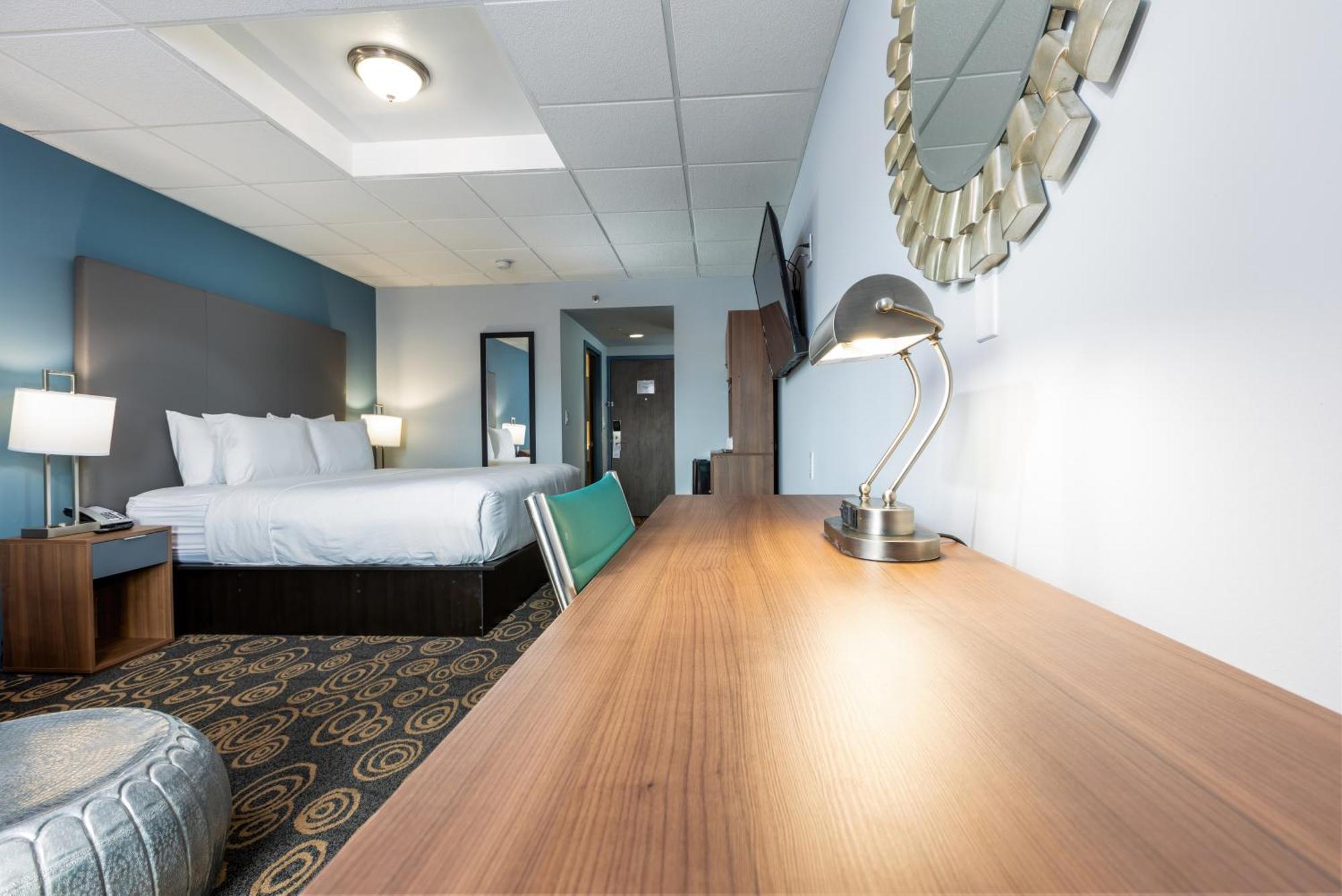 Regency Airport By Sonesta Hotel
