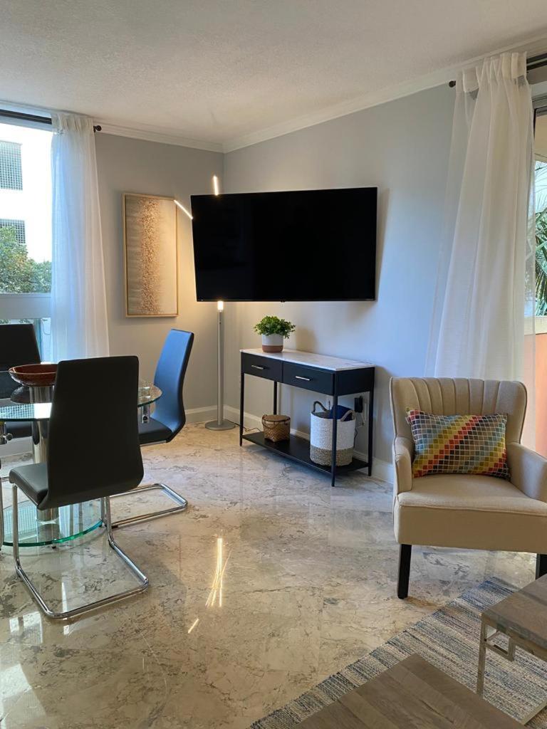 Cozy 1 Bedroom Unit Located In A In The Heart Of Coconut Grove Free Parking * Miami