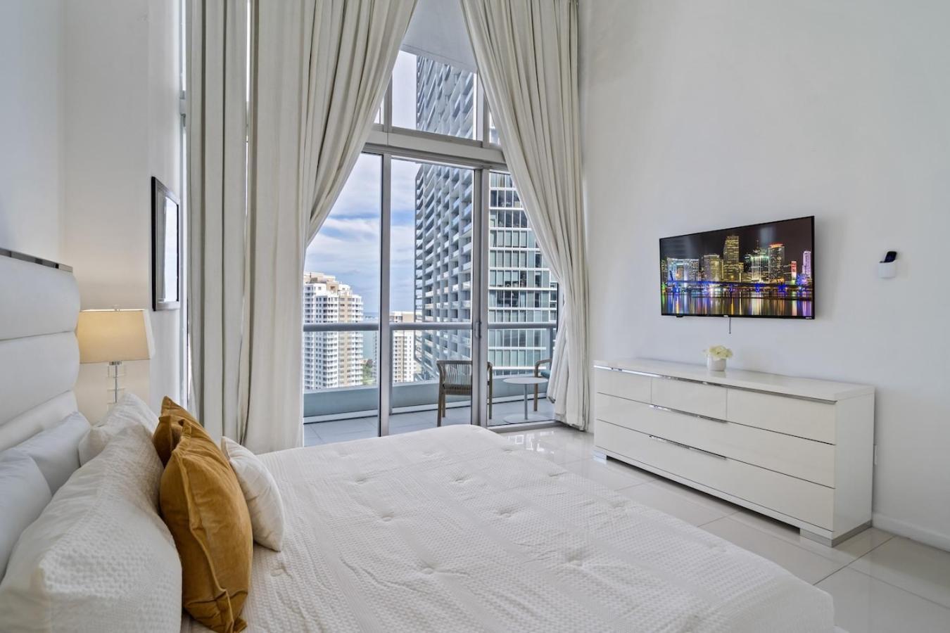 Icon 1 Bed With Water Views 16 Ft Ceilings And Free Access