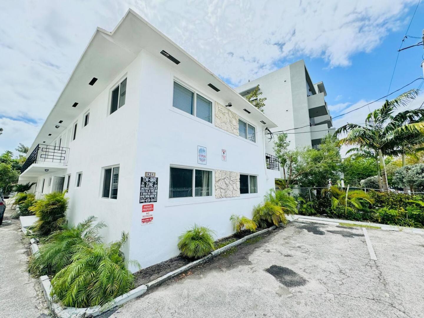 Stunning Escape Near Pet Friendly Apartment *