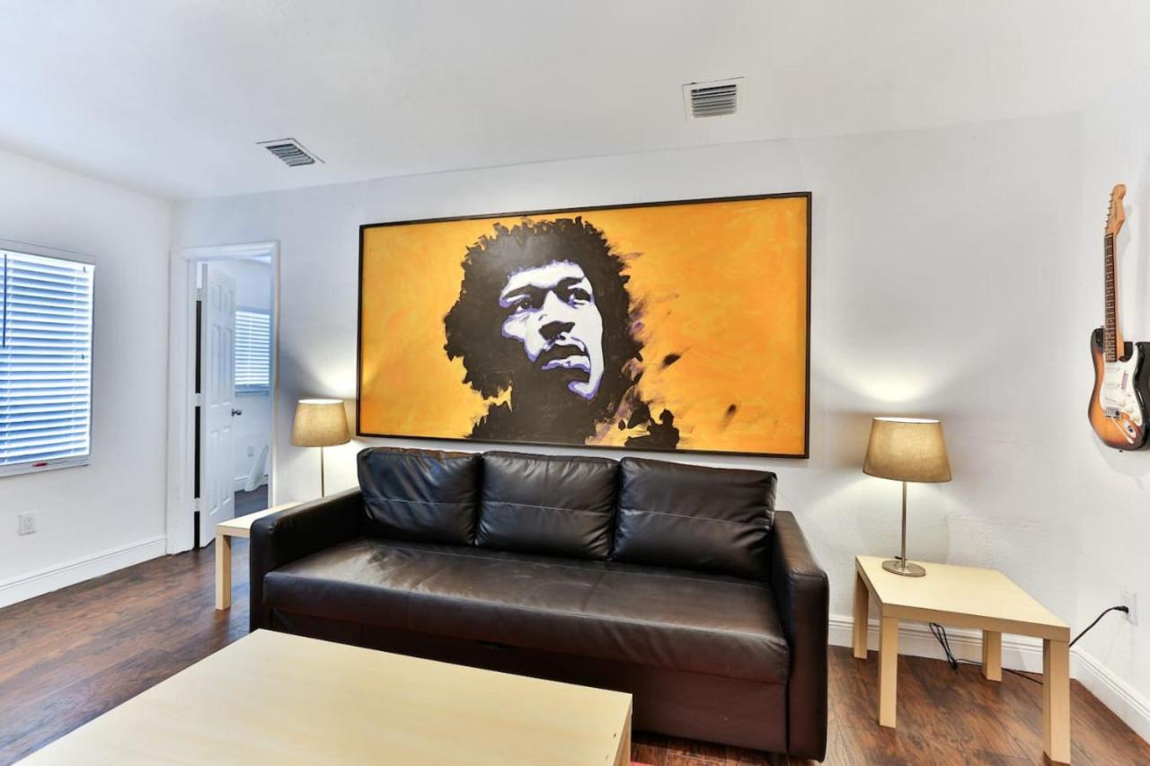 Modern Rock Themed House W Hot Tub Huge Yard Holiday home Miami