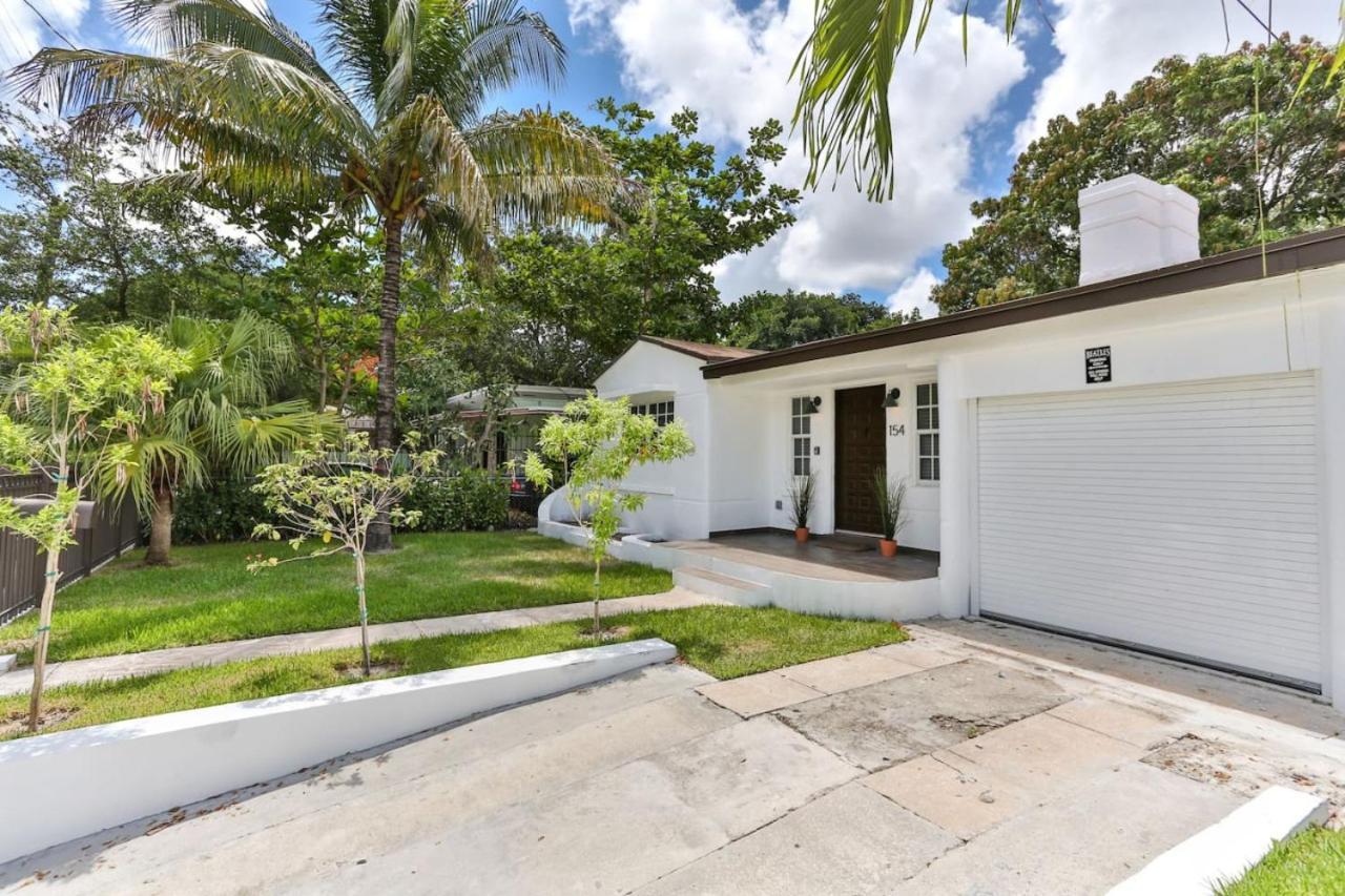 Modern Rock Themed House W Hot Tub Huge Yard Holiday home Miami
