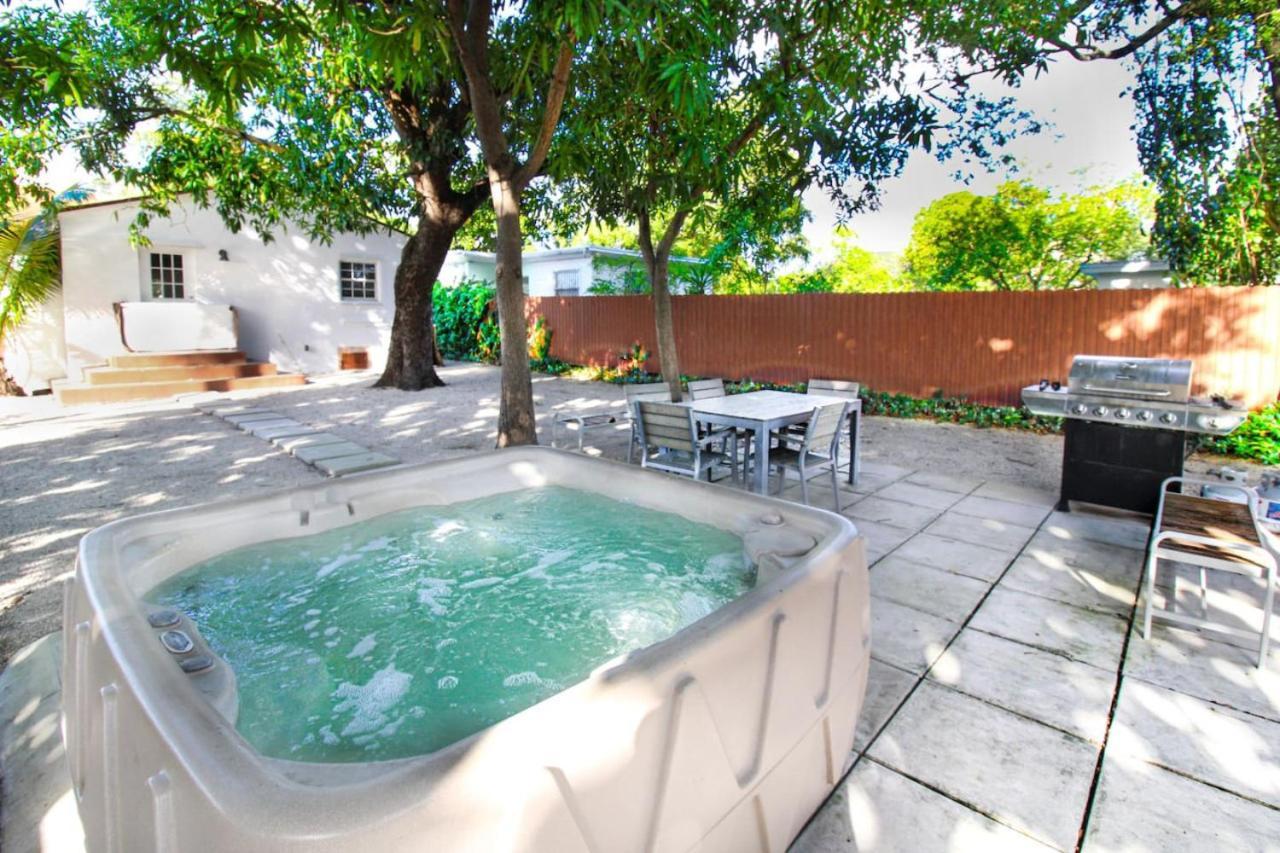 Holiday home Modern Rock Themed House W Hot Tub Huge Yard Miami