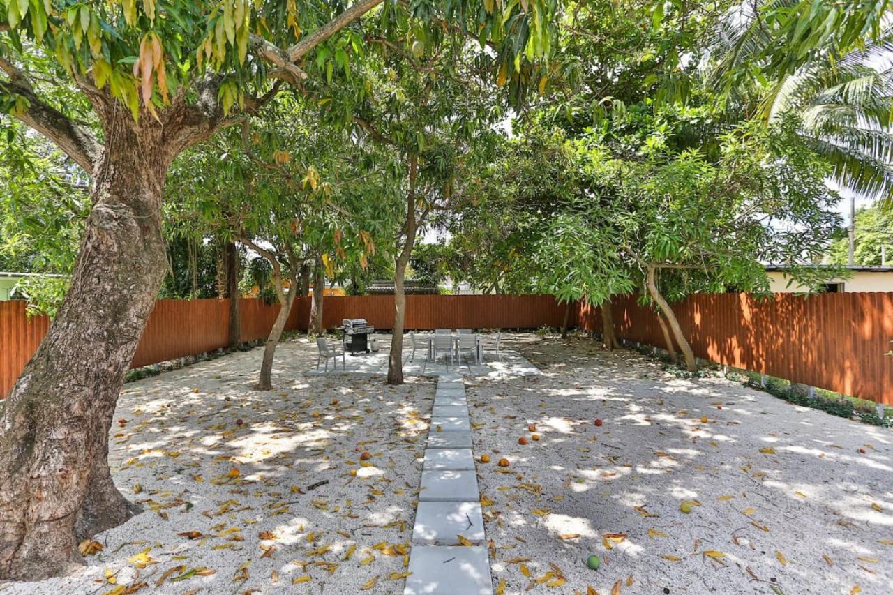 Holiday home Modern Rock Themed House W Hot Tub Huge Yard