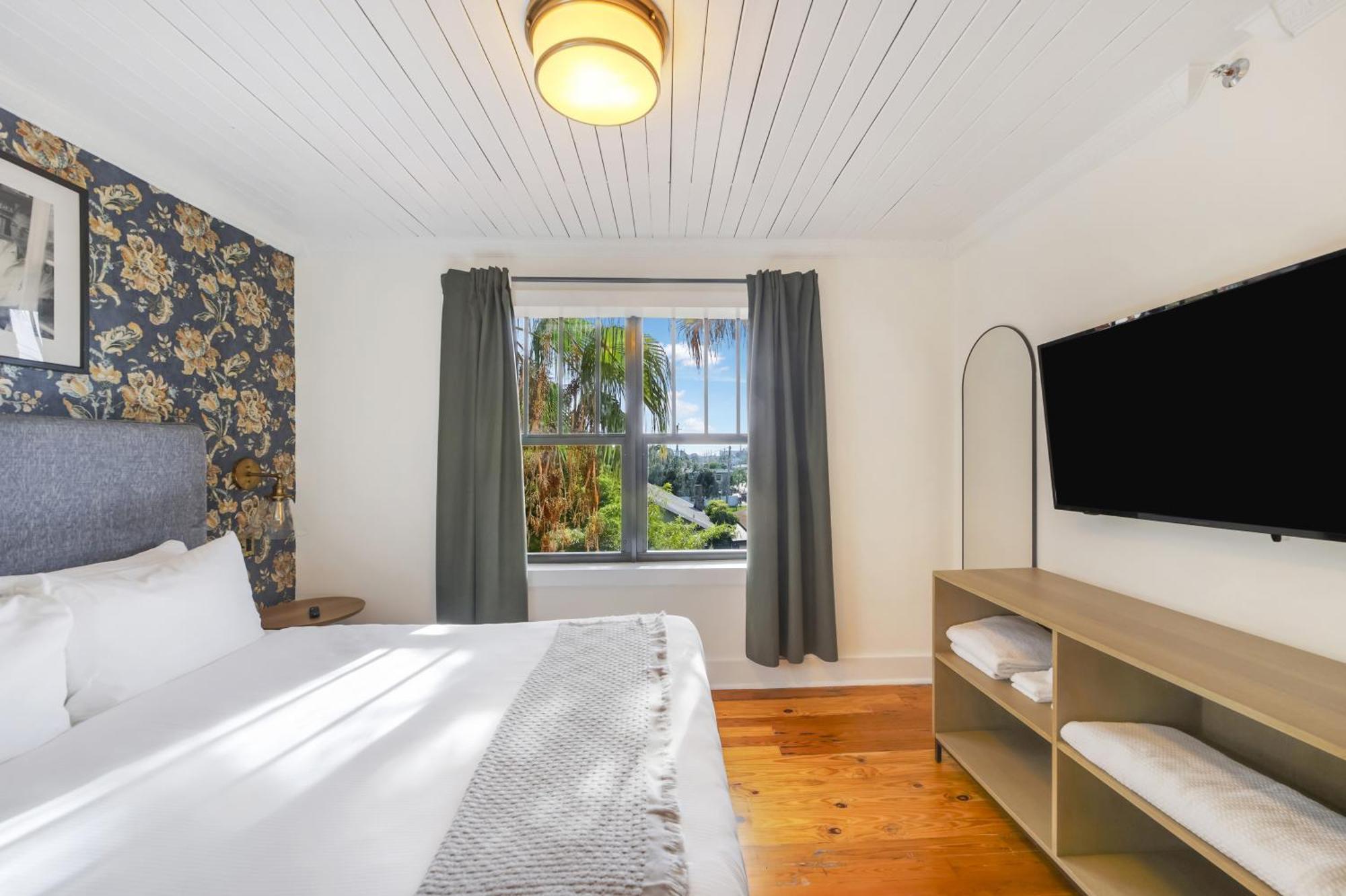 Hotel Tower Little Havana Miami