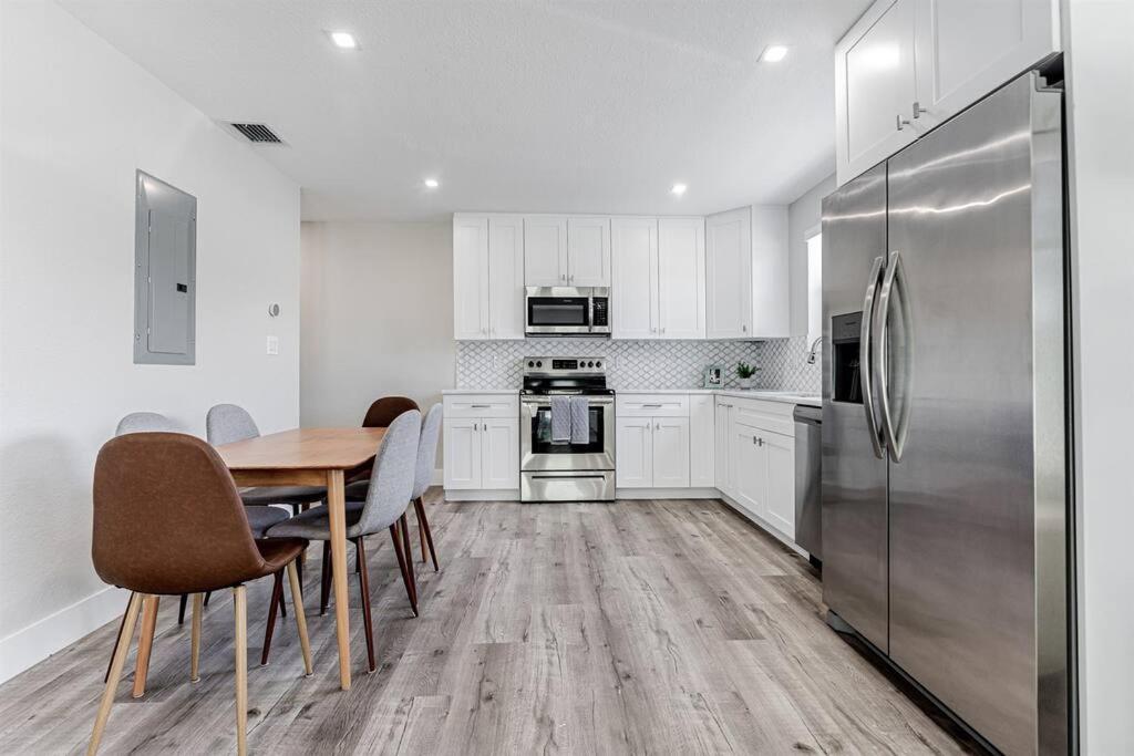 Modern Oasis Unit 2 - Close To Beach, Brickell & Airport Holiday home