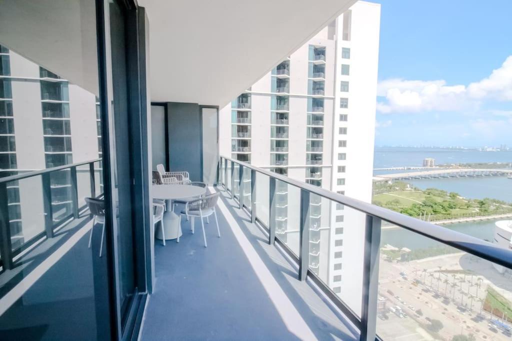 Luxury High Rise Haven Apartamento