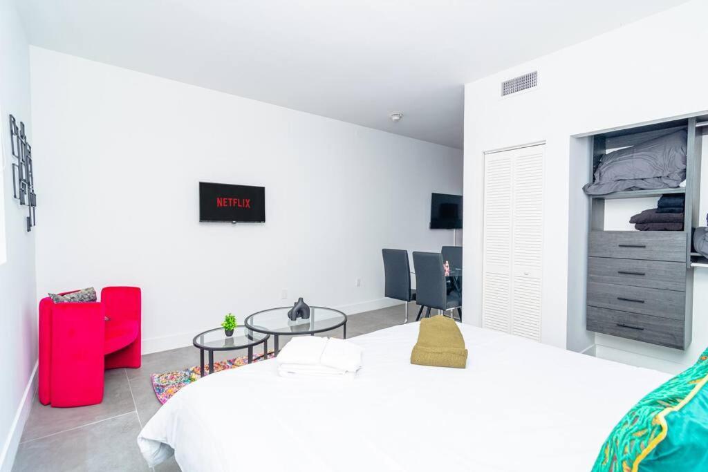 Stylish 1br With King Bed Walk To Marlins Park & Brickell *