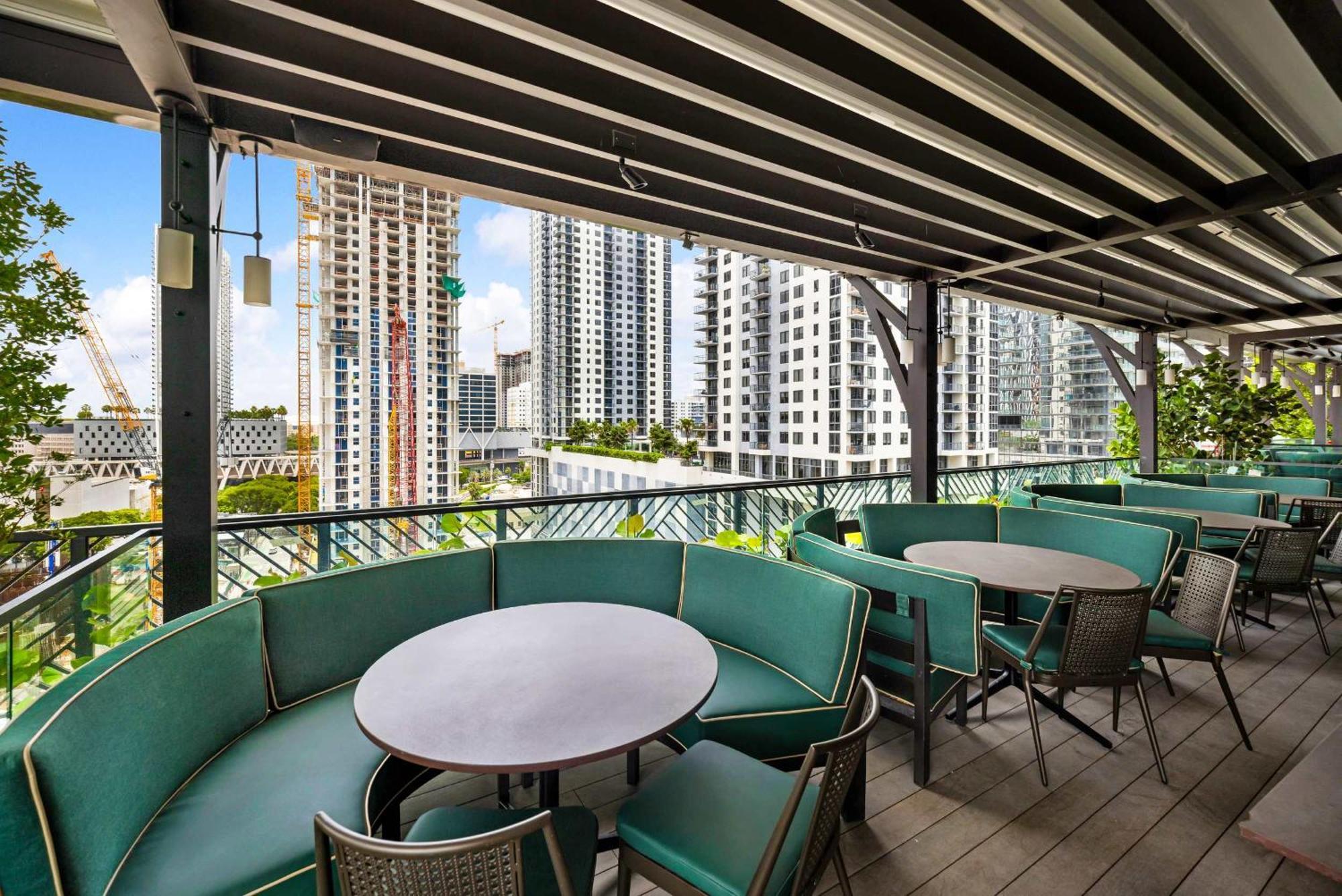 Apartment Luxury Downtown 2 Bedroom With Skyline Panorama