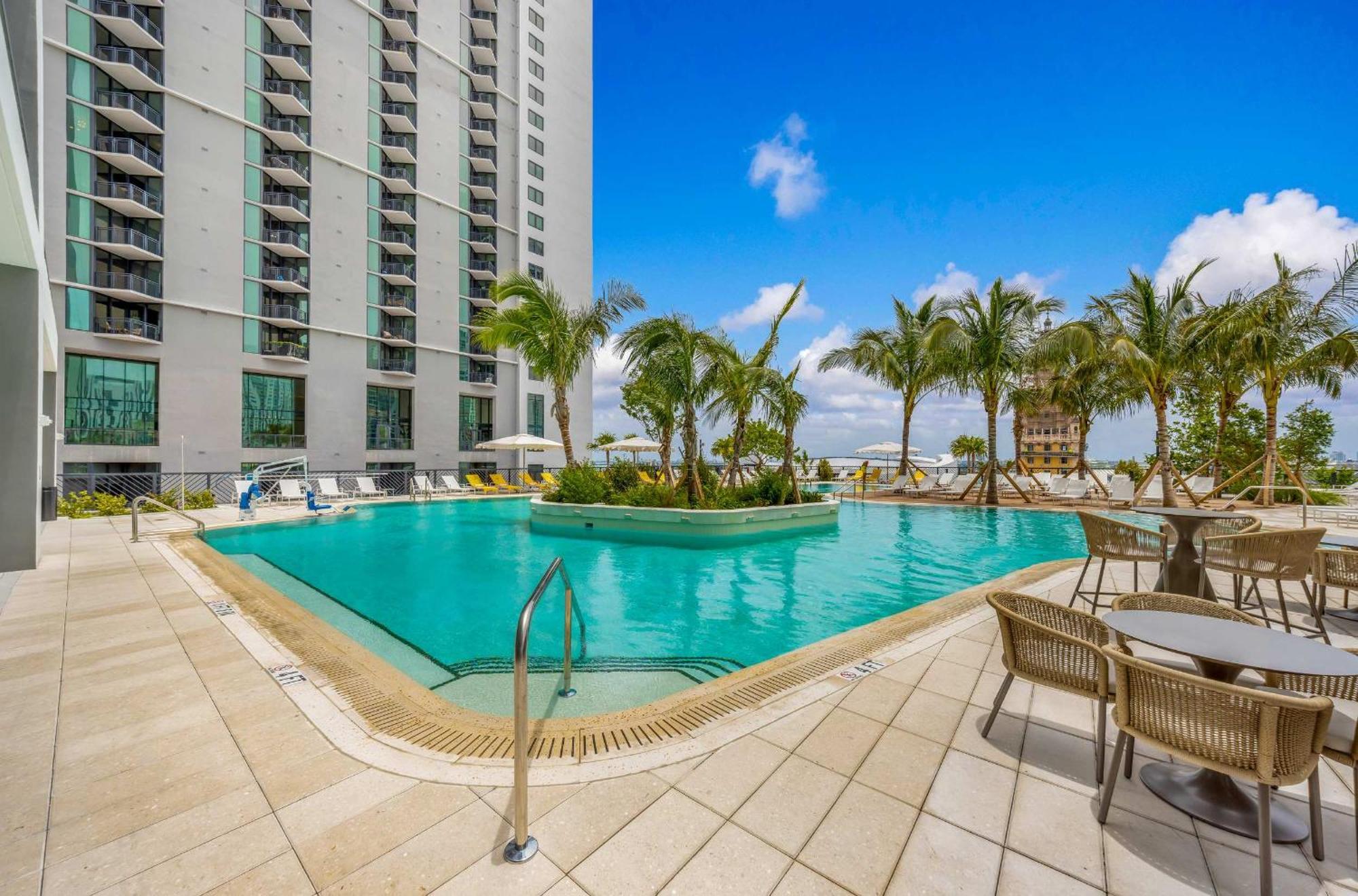 Apartment Luxury Downtown 2 Bedroom With Skyline Panorama