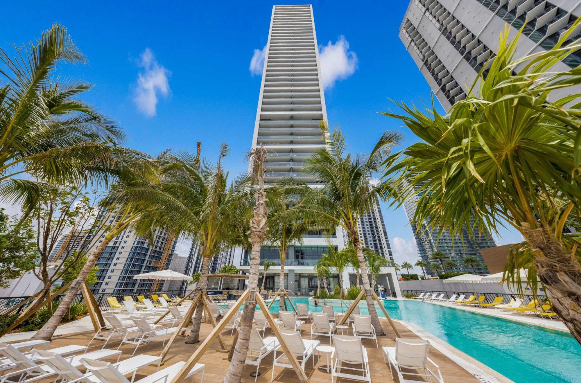 Luxury Downtown 2 Bedroom With Skyline Panorama Apartment *
