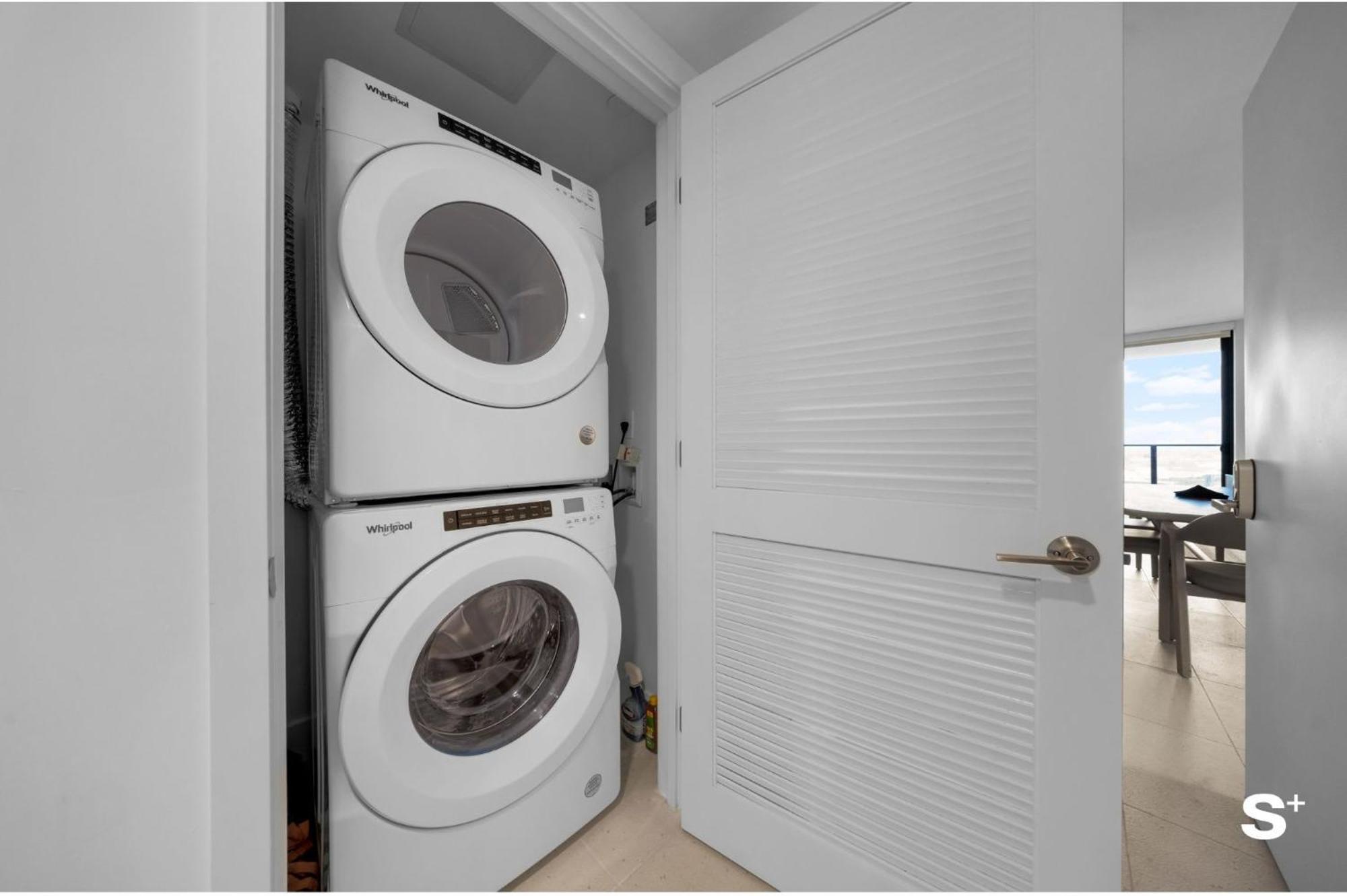 Luxury Downtown 2 Bedroom With Skyline Panorama *