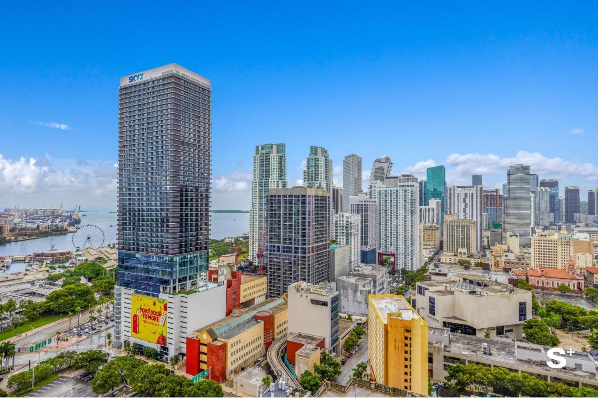 Luxury Downtown 2 Bedroom With Skyline Panorama Apartment