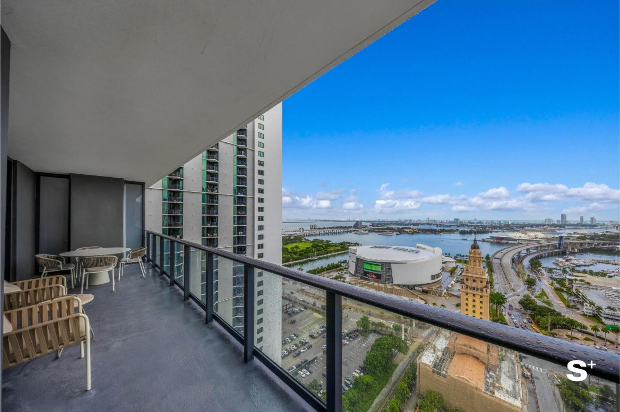 Apartment Luxury Downtown 2 Bedroom With Skyline Panorama