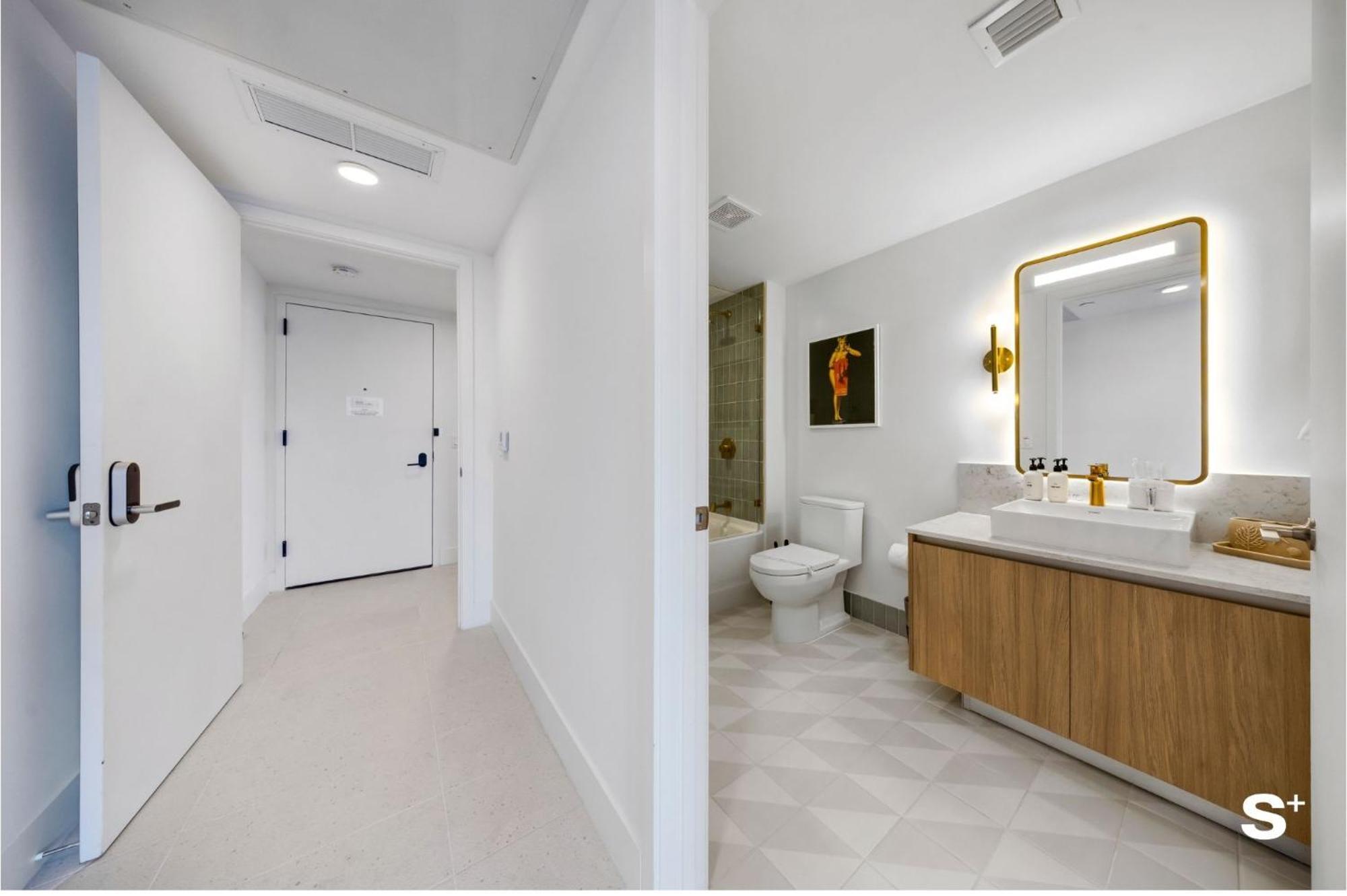 Luxury Downtown 2 Bedroom With Skyline Panorama Apartment *