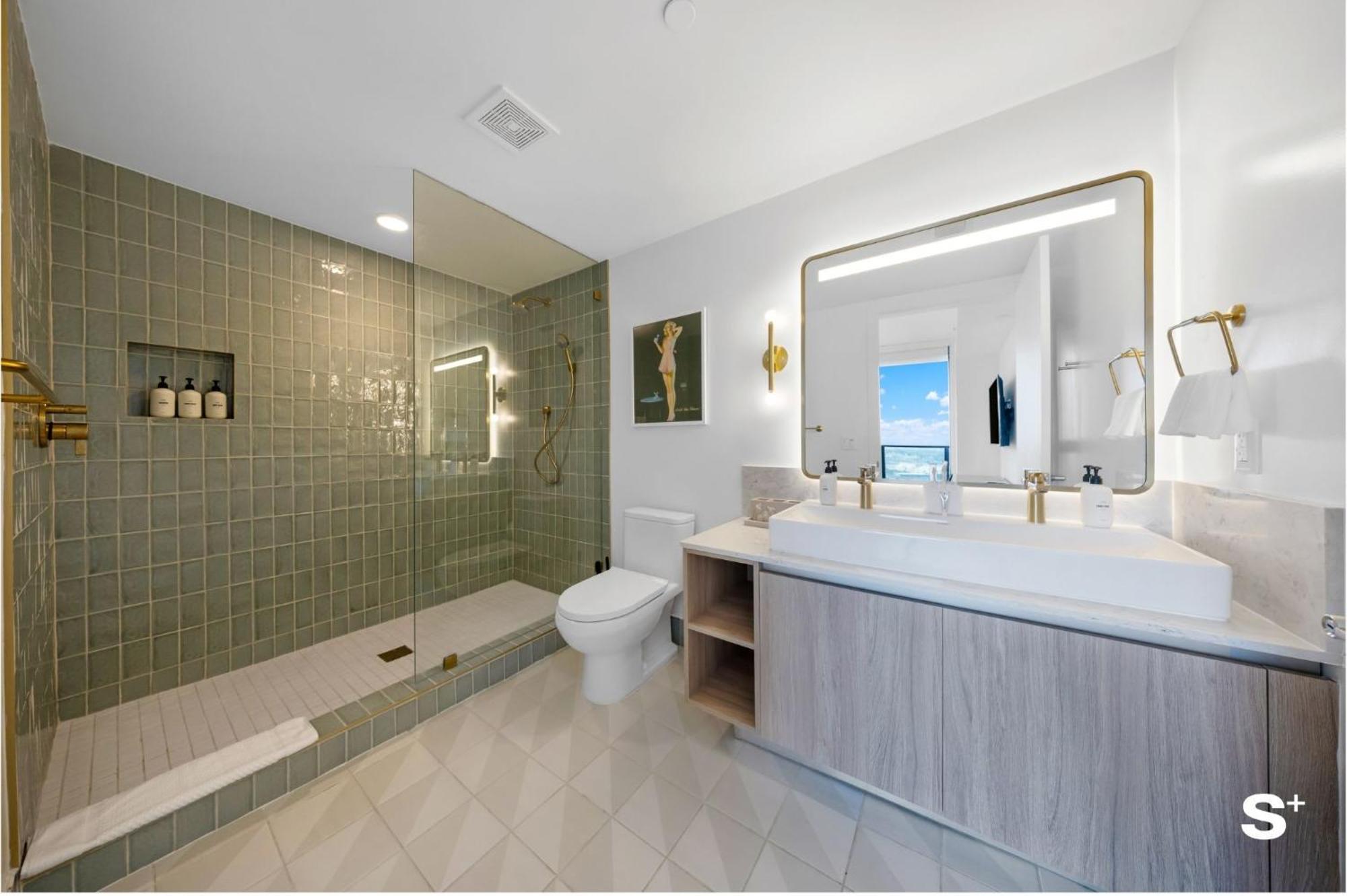 Luxury Downtown 2 Bedroom With Skyline Panorama *