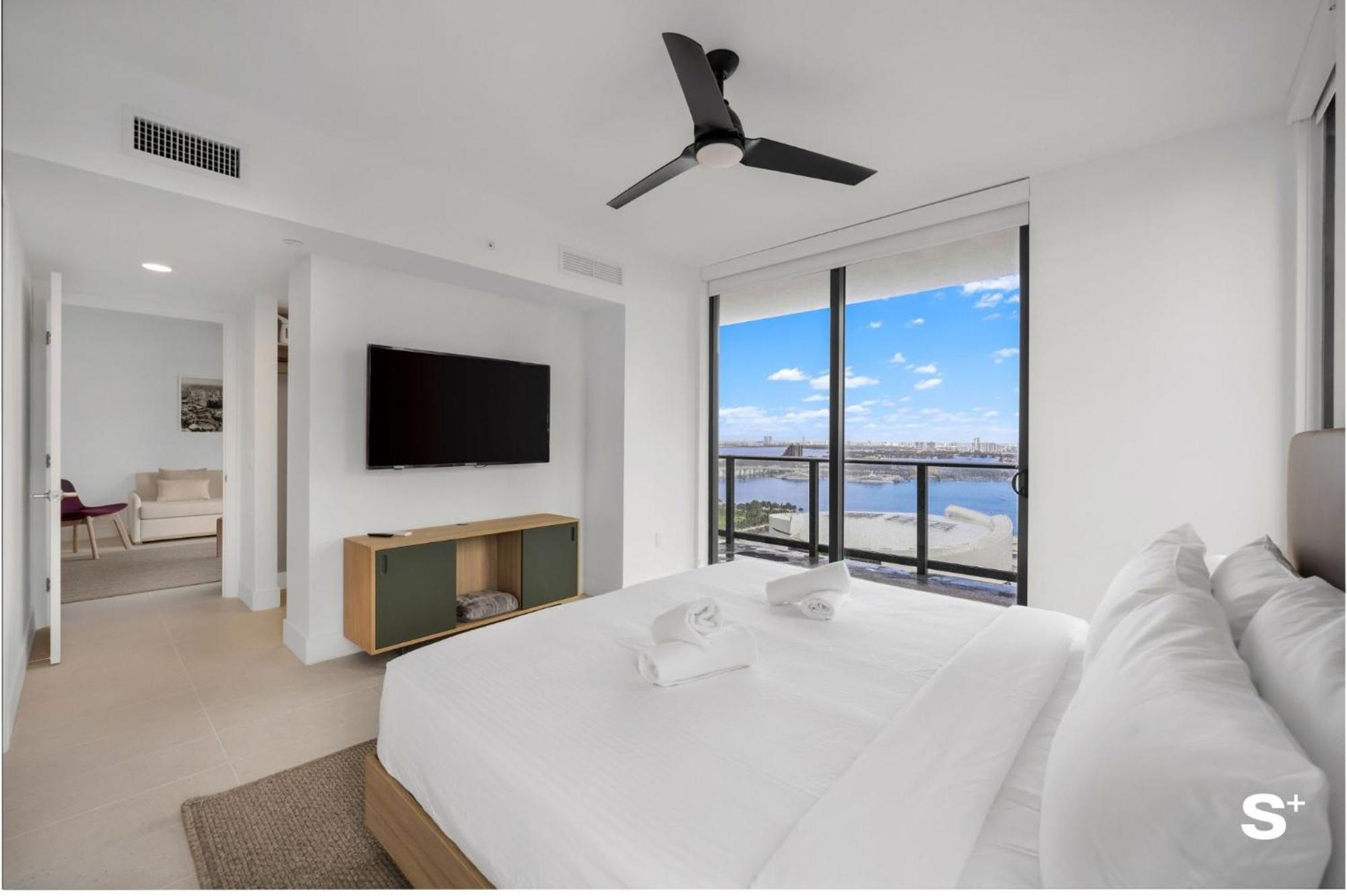 Luxury Downtown 2 Bedroom With Skyline Panorama Apartment