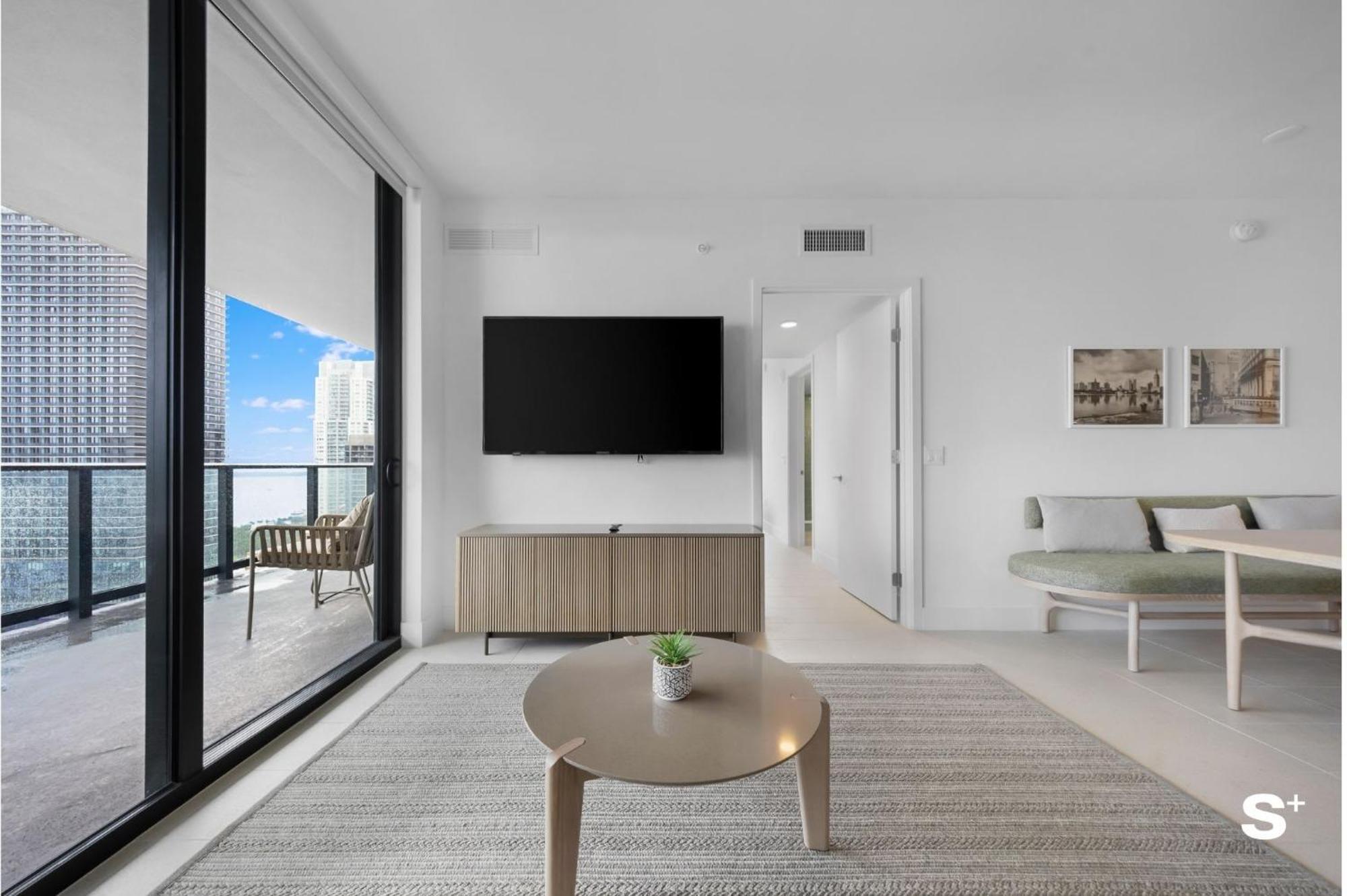 Luxury Downtown 2 Bedroom With Skyline Panorama Apartment