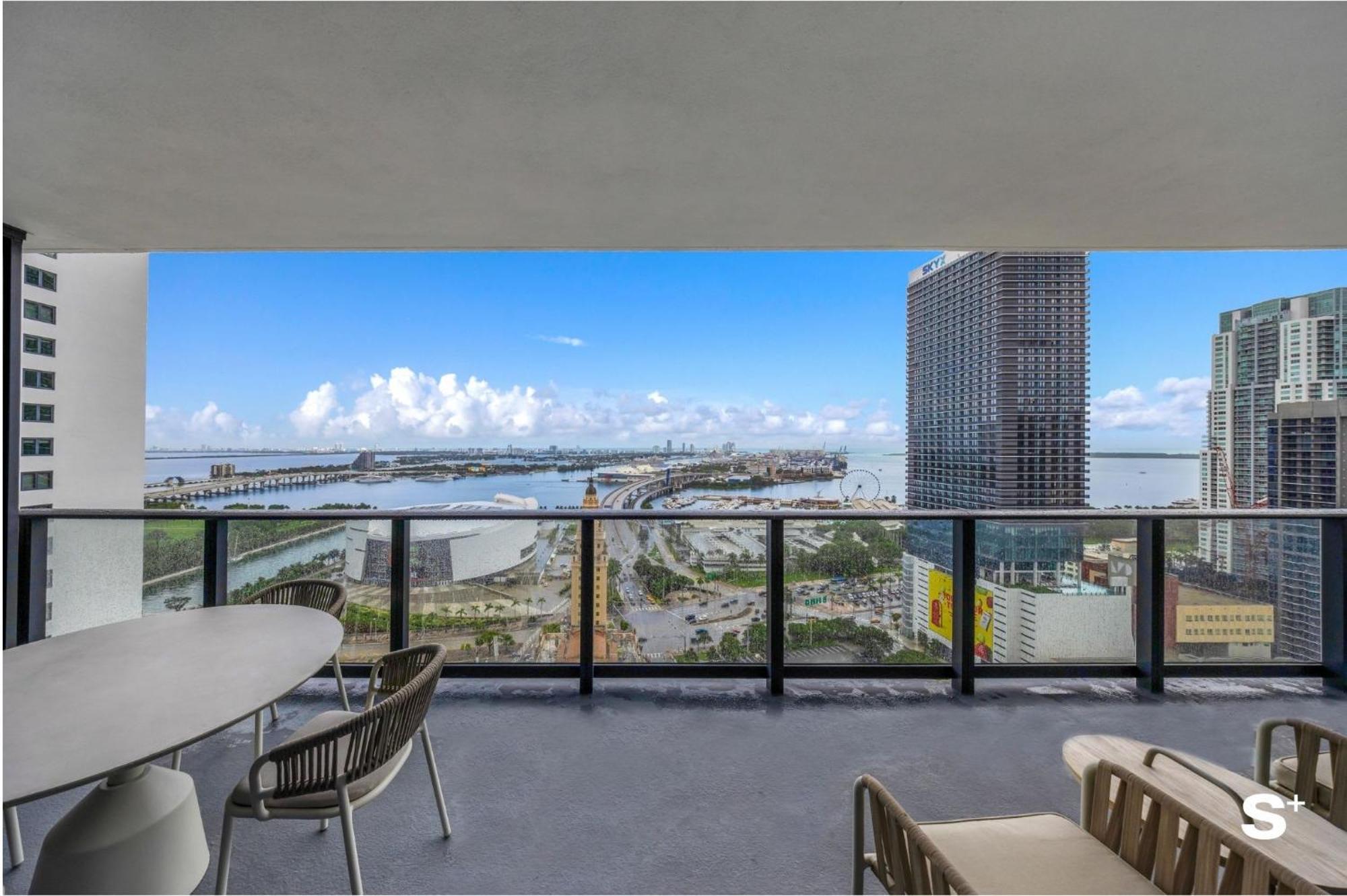 Luxury Downtown 2 Bedroom With Skyline Panorama Apartment